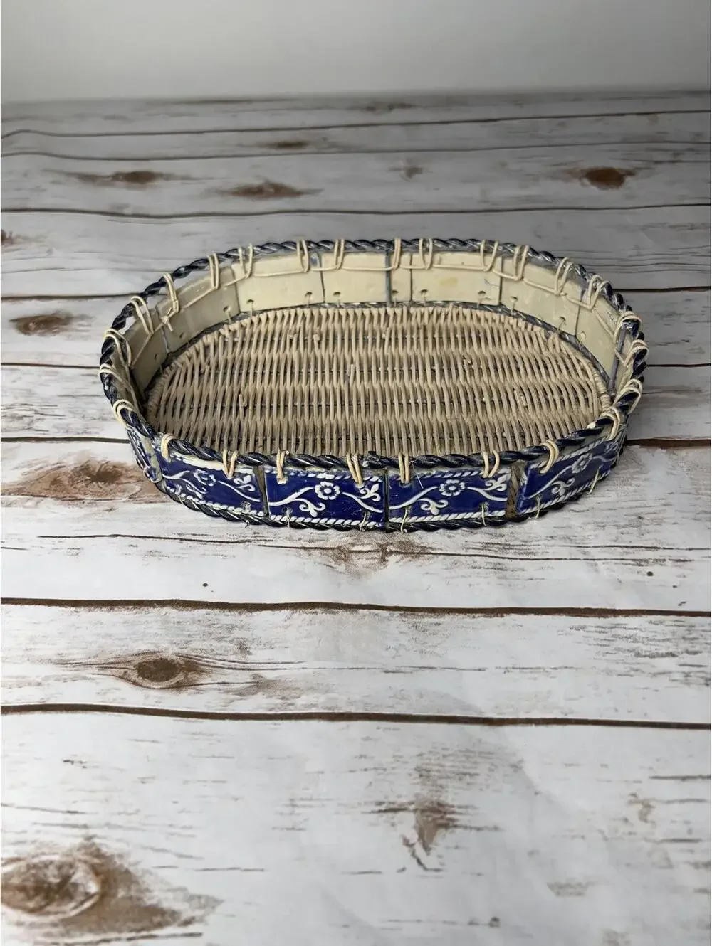 VTG‎ Oval Wicker Tray w/Ceramic Tiles Rustic Mediterranean w/Blue Floral Motif